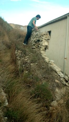 Parapeto y munición de un metro por encima de las murallas excavadas en la roca